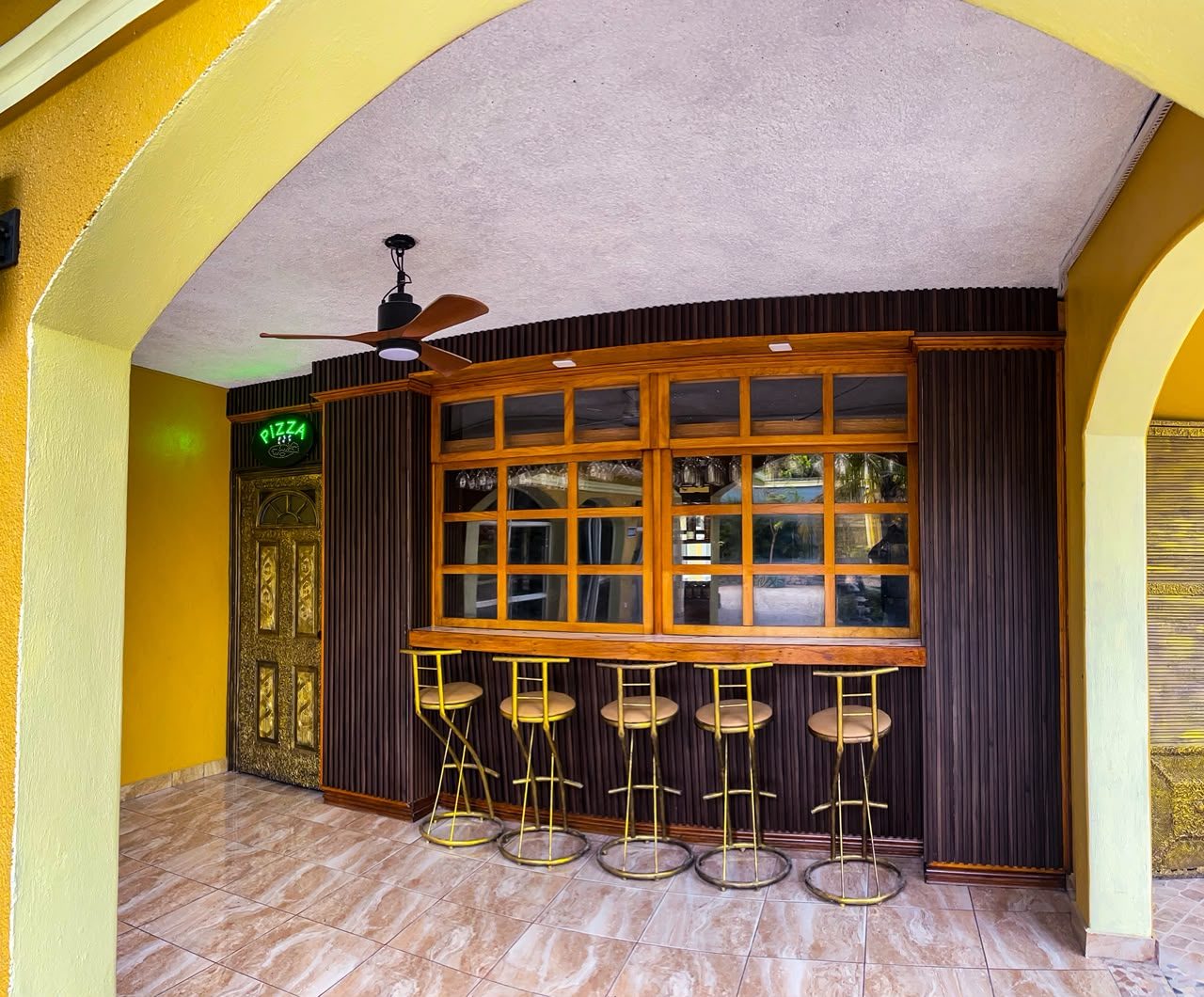 Bar et pizzeria en bois de Kingdom Hôtel Haïti