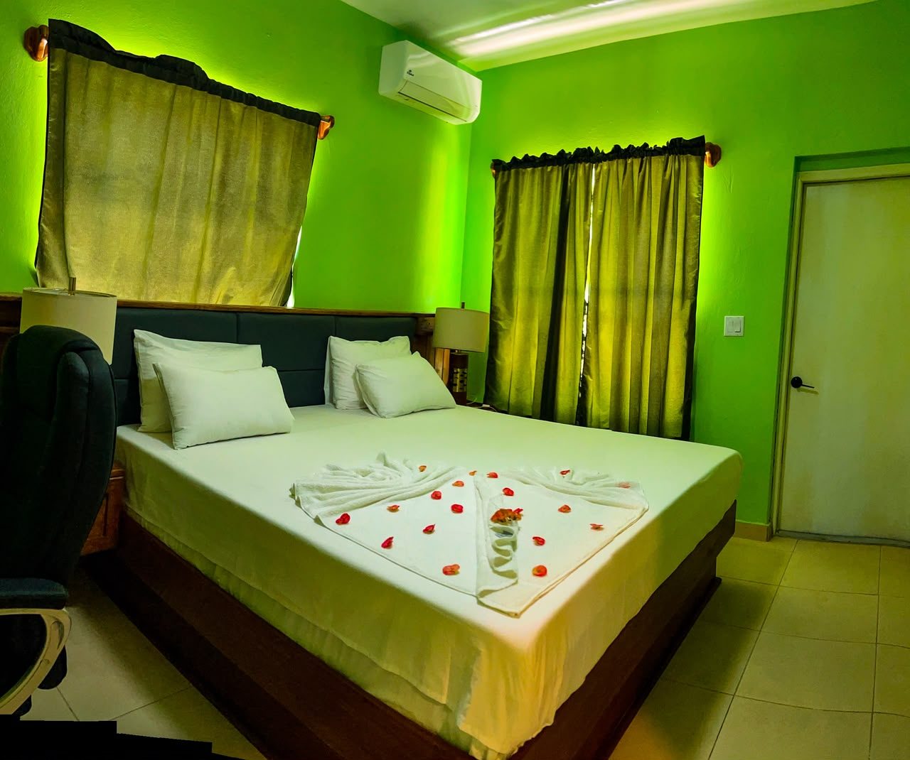 Suite Romantique décorée de pétales de rose, Kingdom Hôtel Haïti