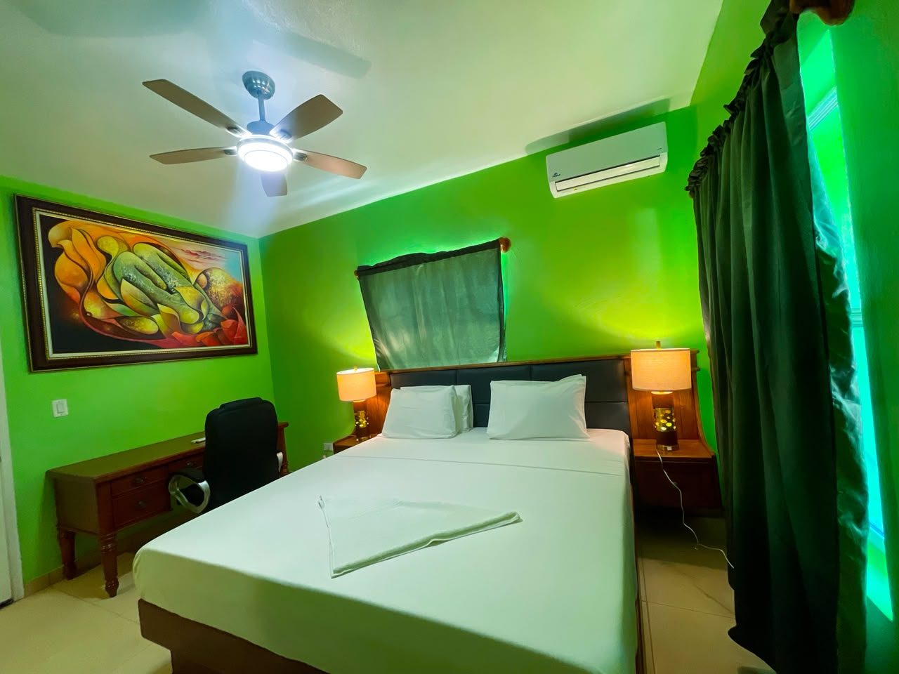 Chambre Deluxe aux murs vert lime, Kingdom Hôtel Haïti