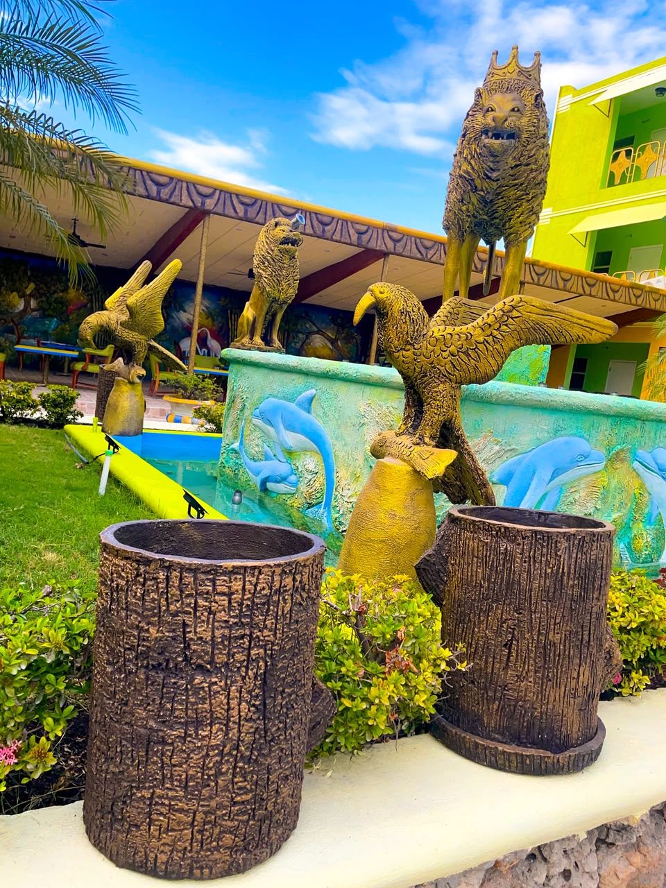 Statues dorées d'un lion couronné et d'un aigle, fontaine de Kingdom Hôtel Haïti